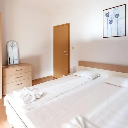 Seaside Garden 2 Bedroom For 4+1 Pax